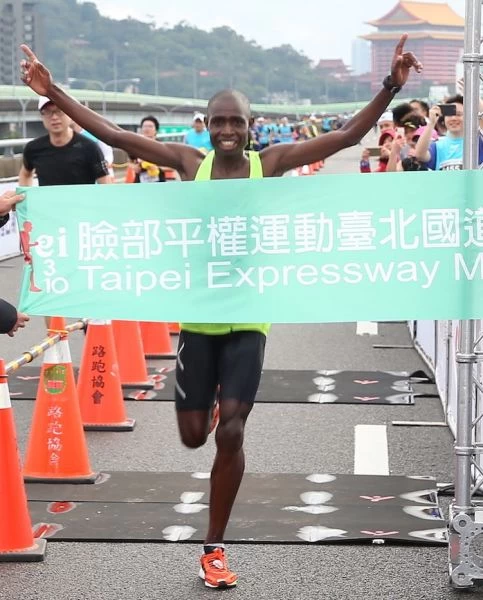 肯亞黑旋風席捲來台，再次以2小時31分31秒在臺北國道馬拉松拿下第三次冠軍。主辦單位提供