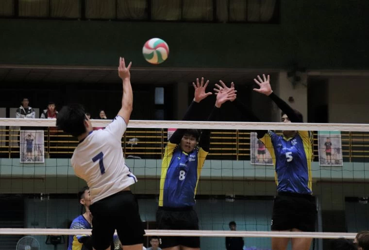 臺師大甘明修和伍政廷雙人攔網。