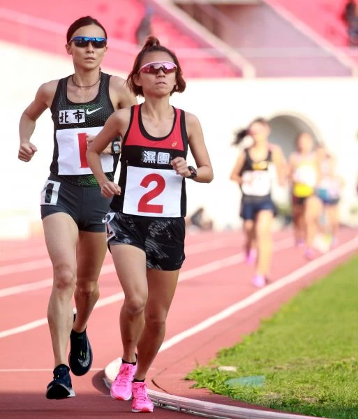 公開女一萬公尺,前5000公尺都是由蘇鳳婷在前面領跑,謝千鶴緊跟在後。林嘉欣/攝影。