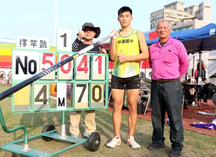 去年摔斷尺骨和橈骨的林邊國中林琮憲(中),打破國男撐竿跳高大會紀錄後和教練合影。林嘉欣/攝影。