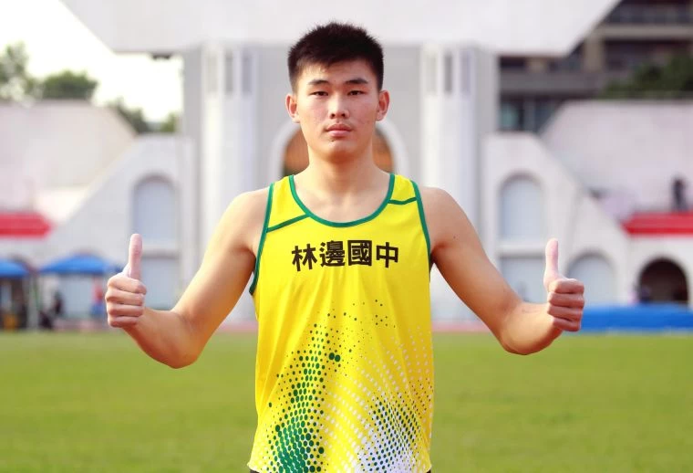 國男撐竿跳高冠軍林邊國中林琮憲。林嘉欣/攝影。