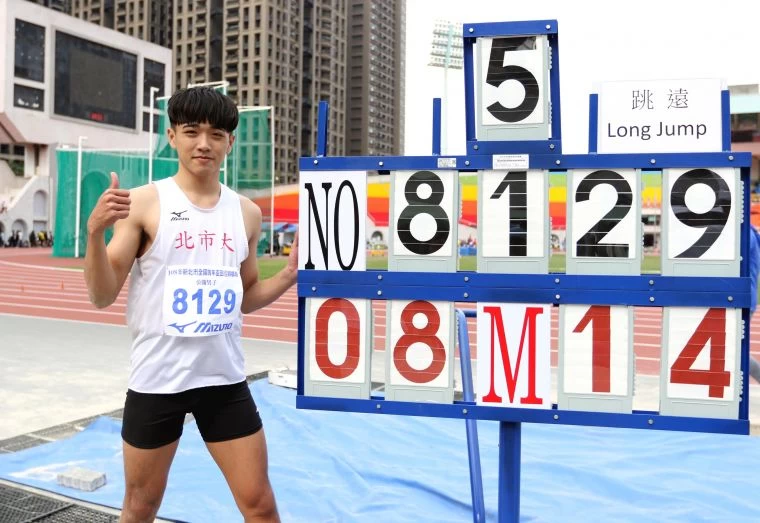 林佳興跳過8公尺14躍居歷年第三傑。林嘉欣/攝影。