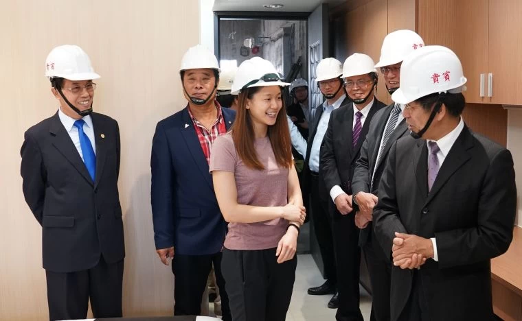 教育部潘文忠部長及空手道選手文姿云參觀新建宿舍樣品屋。國訓提供