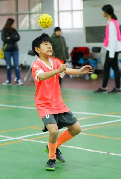 中原國小隊長陳禹丞奮力把球頭頂過網／大會提供