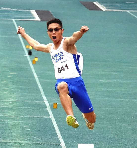 惠文高中何奎霖勇奪亞青少田徑賽男子跳遠銀牌。田徑協會/提供。