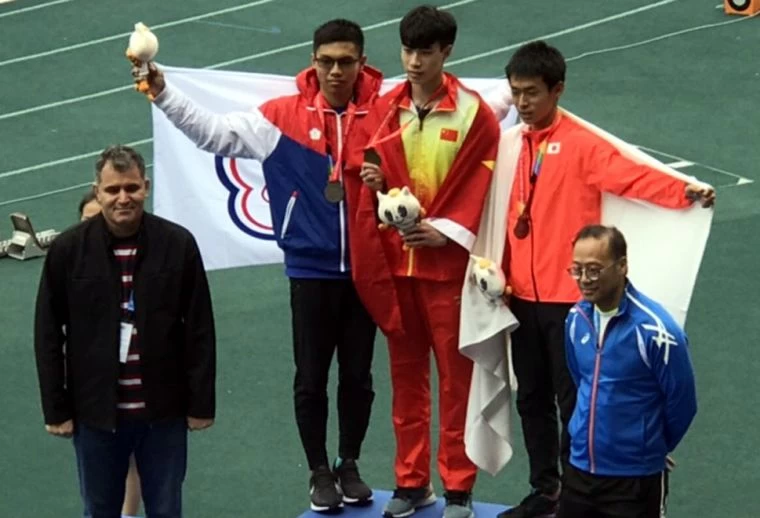 惠文高中何奎霖(左二)勇奪亞青少田徑賽男子跳遠銀牌。田徑協會/提供。