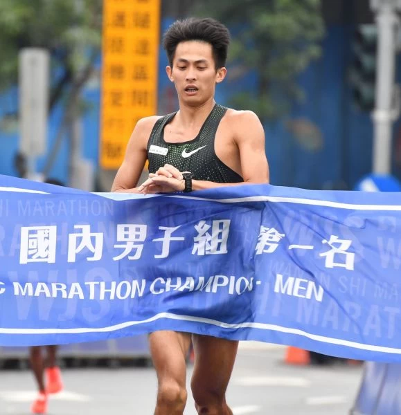 金山之子周庭印以2小時31分51秒蟬聯萬金石馬拉松國內男子組冠軍。