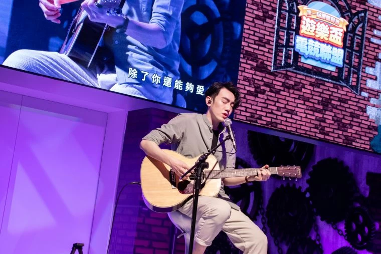 李友廷深情獻唱,感動現場觀眾。