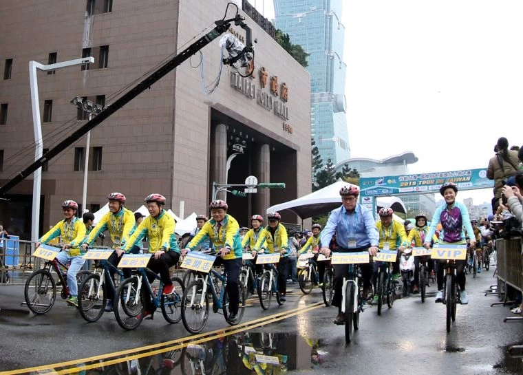2019年國際自由車環台公路大賽第一站由長官領騎後出發。中華民國自由車協會/提供。