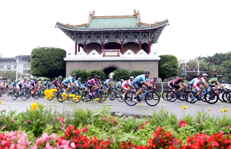 2019年國際自由車環台公路大賽車陣經過景福門。中華民國自由車協會/提供。