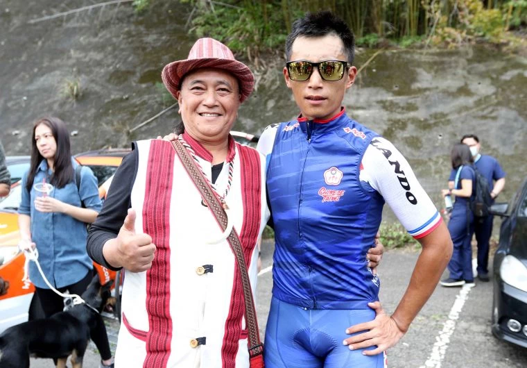 馮爸爸一早就到第二站終點角板山等馮俊凱。中華民國自由車協會/提供。