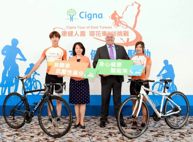 【康健人壽冠名贊助環花東365挑戰賽推廣騎自行車紓壓健身,王胤之(左起)、中華民國自行車騎士協會秘書長何麗卿、康健人壽總經理暨執行長邵駿崴和王亭茵。