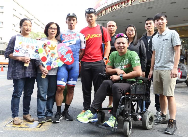 盧紹軒家人到場為他加油。中華民國自由車協會/提供。