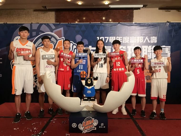107學年度UBA大專校院籃球聯賽男女子組隊員合影。