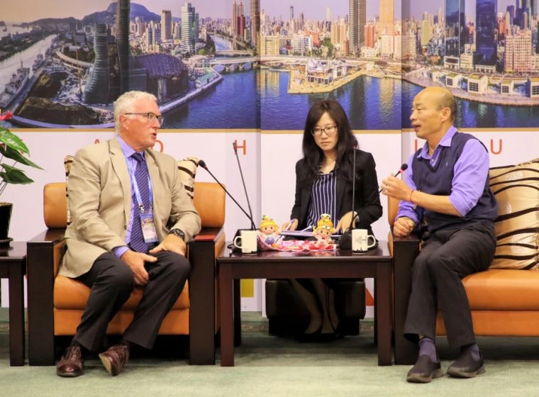 UCI前總會長 帕特•麥魁德(左)拜會高雄市長韓國瑜。高雄市政府運動發展局提供