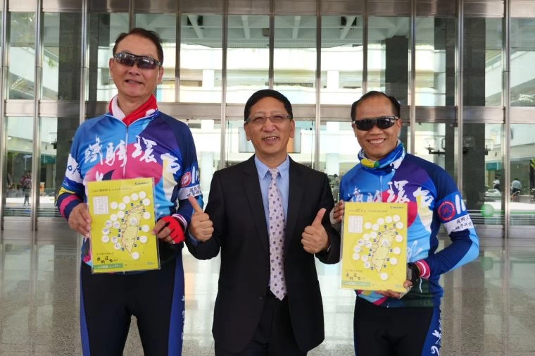 高雄市教育局長吳榕峰(中)接見車隊。大會提供