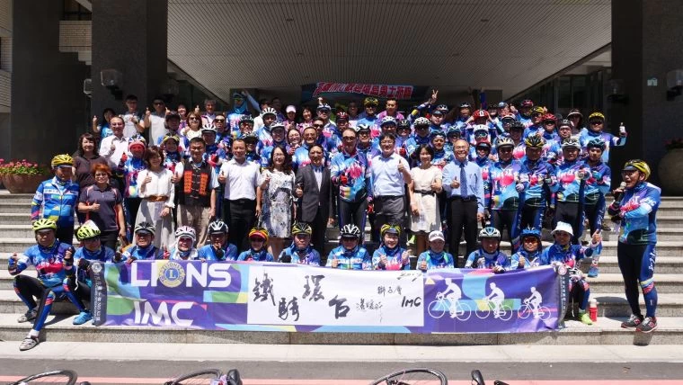 車隊與高雄市政府合照。大會提供