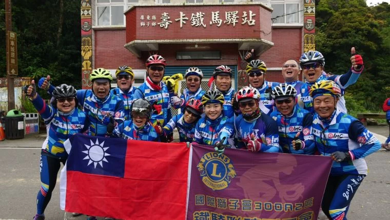 車友完成壽卡挑戰在壽卡鐵馬驛站前開心合照。大會提供