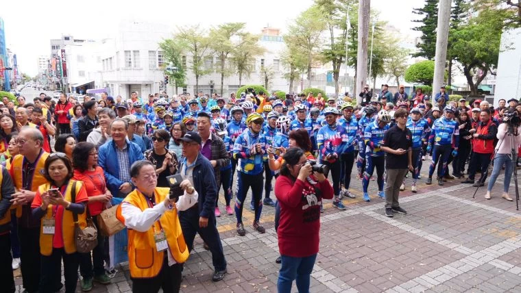 車隊在台東縣政府獲得熱烈的迎接人潮。大儲提供
