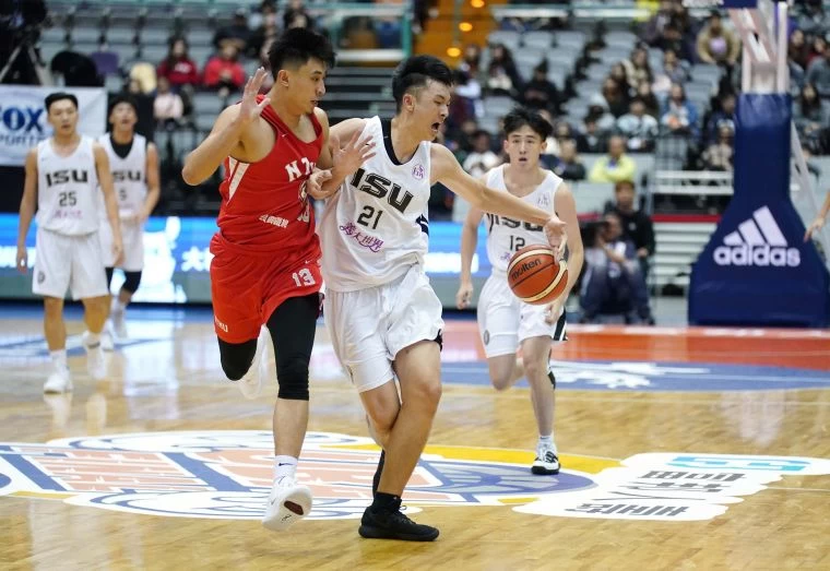 呂威霆14分、10籃板「雙十」。