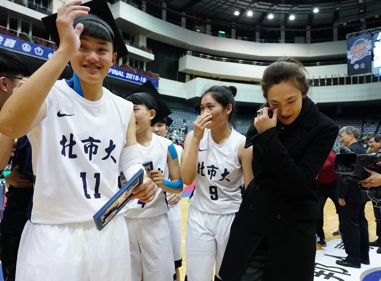 北市球員即將畢業，教練、球員紛紛落淚。