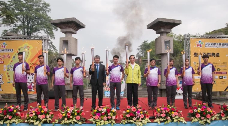 聖火隊隊長陳彥博(中)聖火隊學生與中正大學校長馮展華(左5)、教育部體育署副署長王水文(右5)合影。
