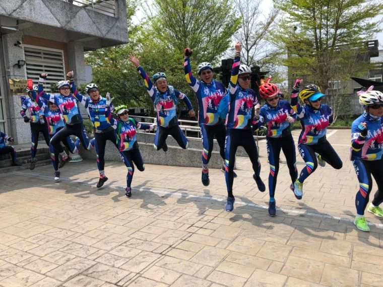 車隊在休息時開心玩起遊戲放鬆心情。大會提供