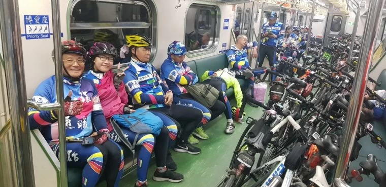 車隊上火車到羅東。大會提供