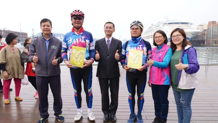 楊桂杰参議(中)、教育處副處長陳淑貞(右一)、基隆市議員呂美玲(右二)。大會提供