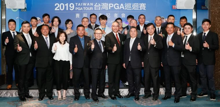 與會貴賓與出席選手代表合影。葉勇宏攝