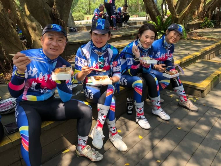 車友們中午開心享受福隆便當。大會提供