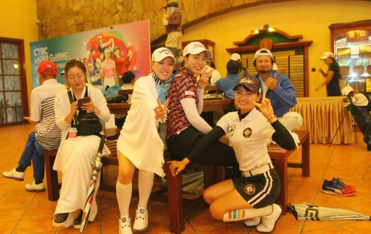 大雨暫停比賽選手們在大廳休息。
