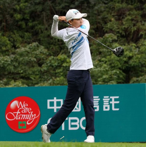 第二回合台灣陳宇茹打到第15洞以(-7)暫並列第一。鍾豐榮攝