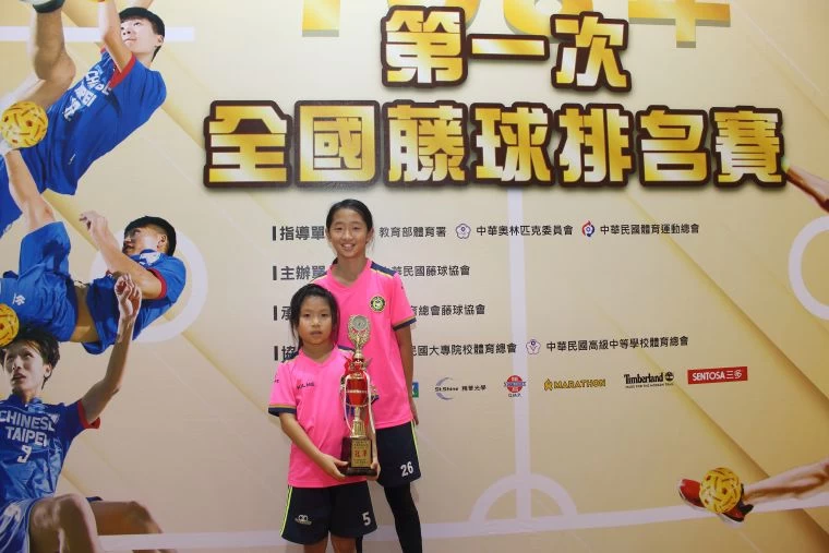 TOP_FIVE_福林陳曉葳（右）許容嘉搭檔，小女二人賽奪冠／大會提供