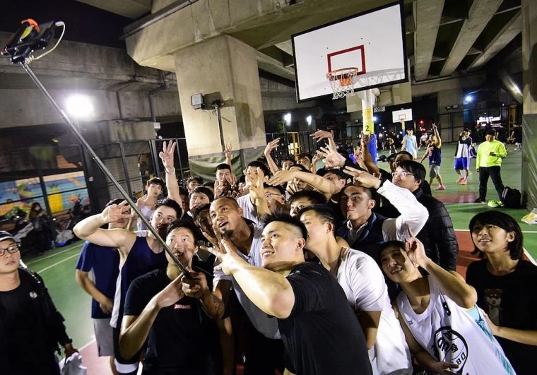 今(30)日Lewis突襲新生高架橋下籃球場,令全場球迷HIGH翻,路易斯俏皮與球迷自拍,為快閃活動留下美好的回憶。