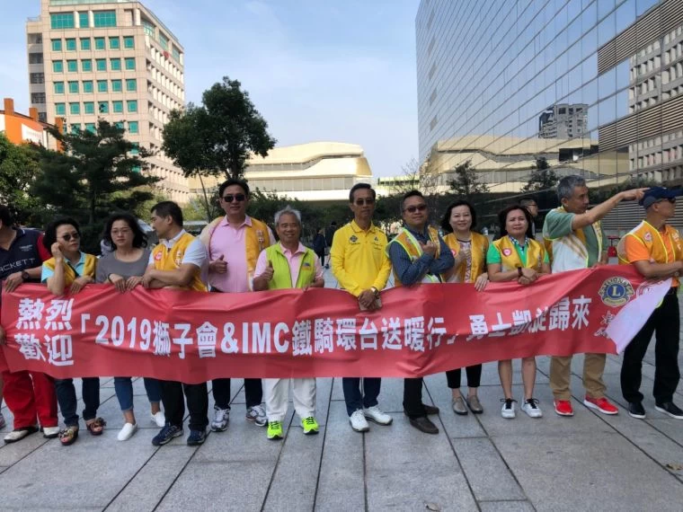 獅友們在台中迎接車隊。大會提供