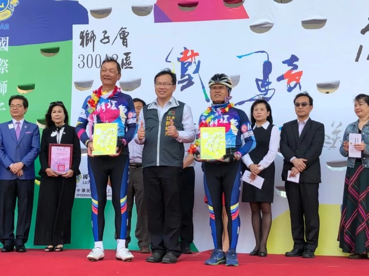 車隊到終點台中市參加捐贈儀式。大會提供