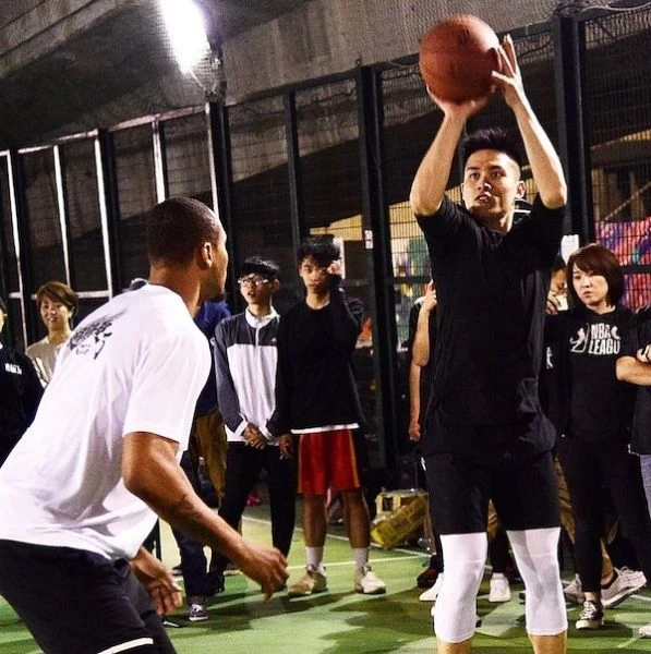 CBA廣州龍獅隊當家射手陳盈駿在NBA球星Lewis面前不遑多讓地展現三分線投籃,將今日街頭快閃鬥牛的氣氛拉到最高點。