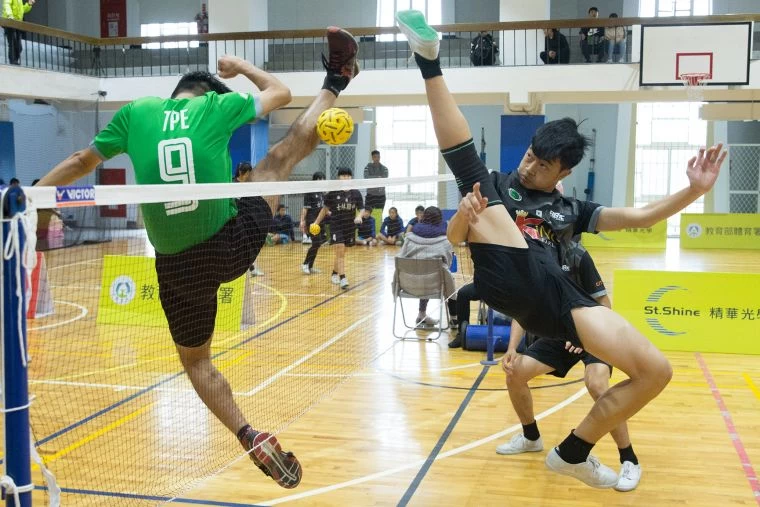北市A莊秉喆與北市C蔡政翰網前對決／大會提供