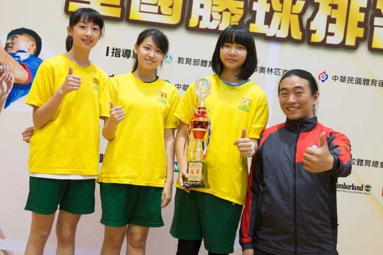 民族國中毽球選手在教練楊佳翰（右一）訓練下，藤球場上發威／大會提供