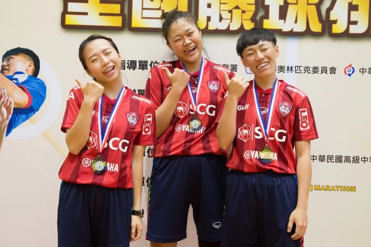 順利升甲組，台師大B(左起)李易勳、陳筱涵、劉怡伶決定擺個「甜美」POSE慶祝／大會提供