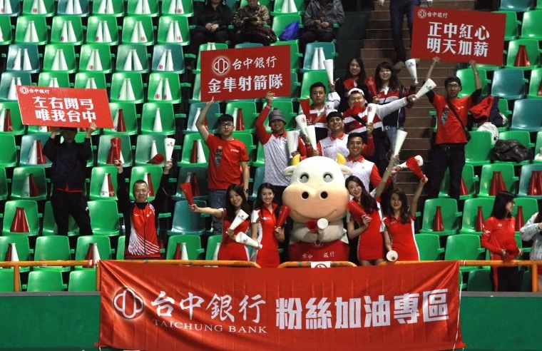 台中銀行啦啦隊和吉祥物「阿中寶寶」超Q。中華企業射箭聯盟/提供。