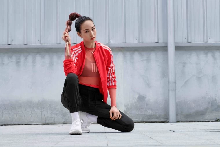 adidas推出最新春夏女子運動訓練裝備,邀請代言人張鈞甯搶先演繹系列商品。