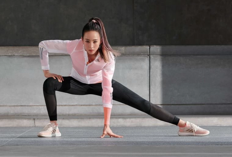 adidas最新形象影片中張鈞甯透過混搭不同adidas單品,打造出各異其趣的風格造型。