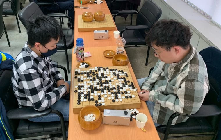 左為徐靖恩。
