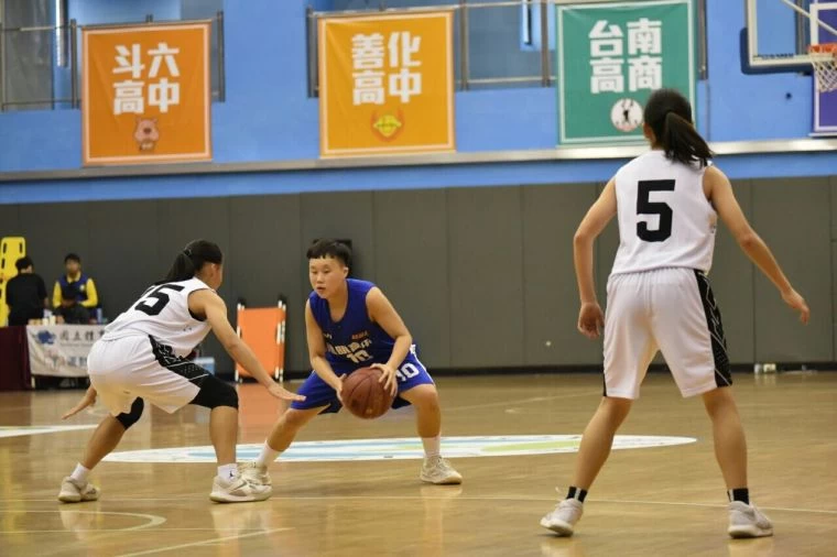 陽明李淳葳(中)突破兩人包夾。資料照片
