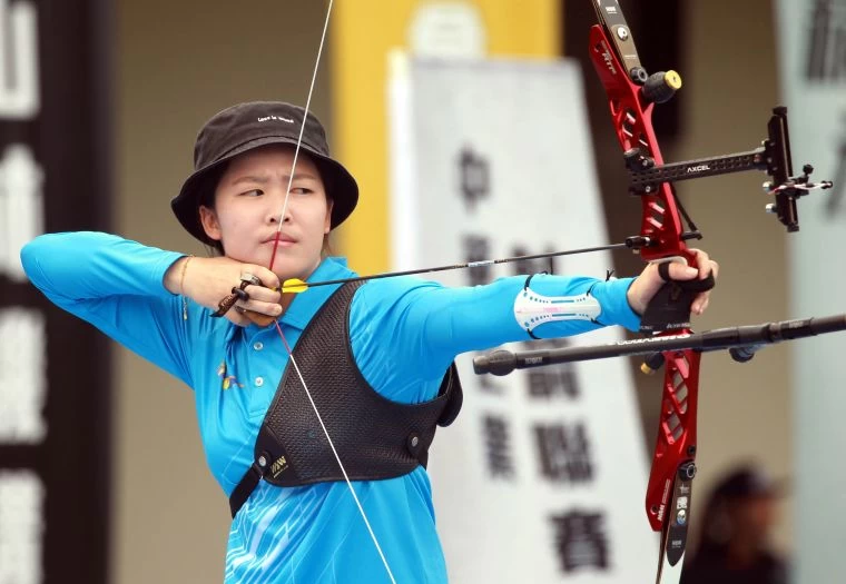 台南射箭隊彭家楙在企業射箭聯賽元年女子個人賽四連勝。中華企業射箭聯盟/提供。