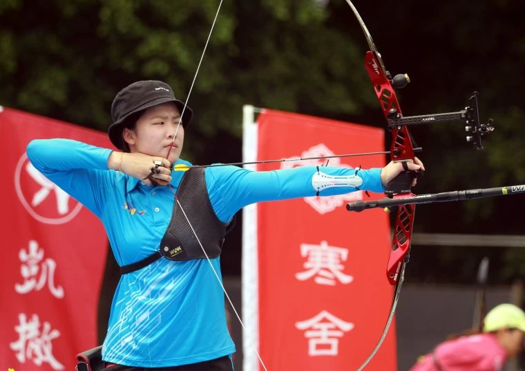 326台南射箭隊彭家楙在企業射箭聯賽元年女子個人賽四連勝。中華企業射箭聯盟/提供。