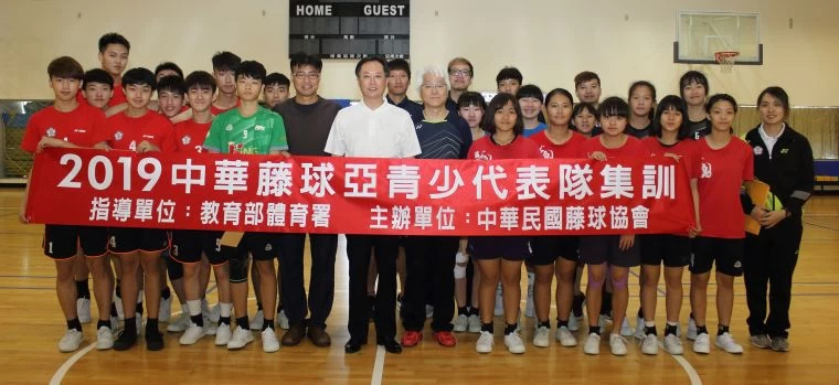 中華藤協理事長蔡鴻鵬(中)親自到場主持亞青少代表隊開訓,勉勵大家以奪牌為目標/中華藤協提供