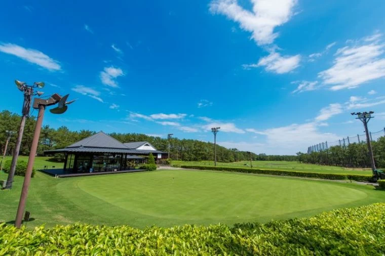 宮崎兒童高爾夫夏令營在優美環境中進行。大會提供